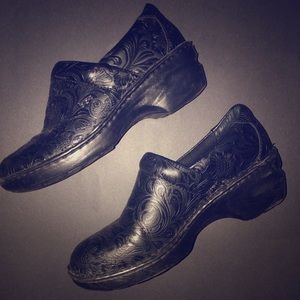 LIGHTLY USED b.o.c clogs great for Nurses!